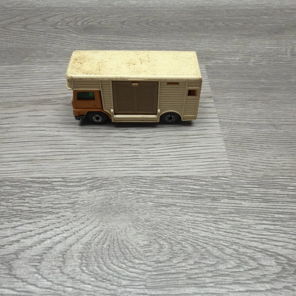 Matchbox Superfast Lesney Bedford Horse-Box No. 40, No. 62 T.V Service Van No.46